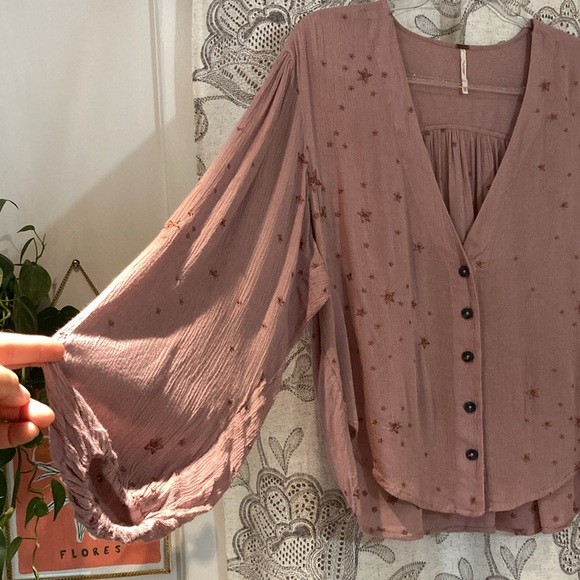 Free People Star Embroidered Button Down Blouse. Size: XS Colour: Dusty Pink - Picture 3 of 6